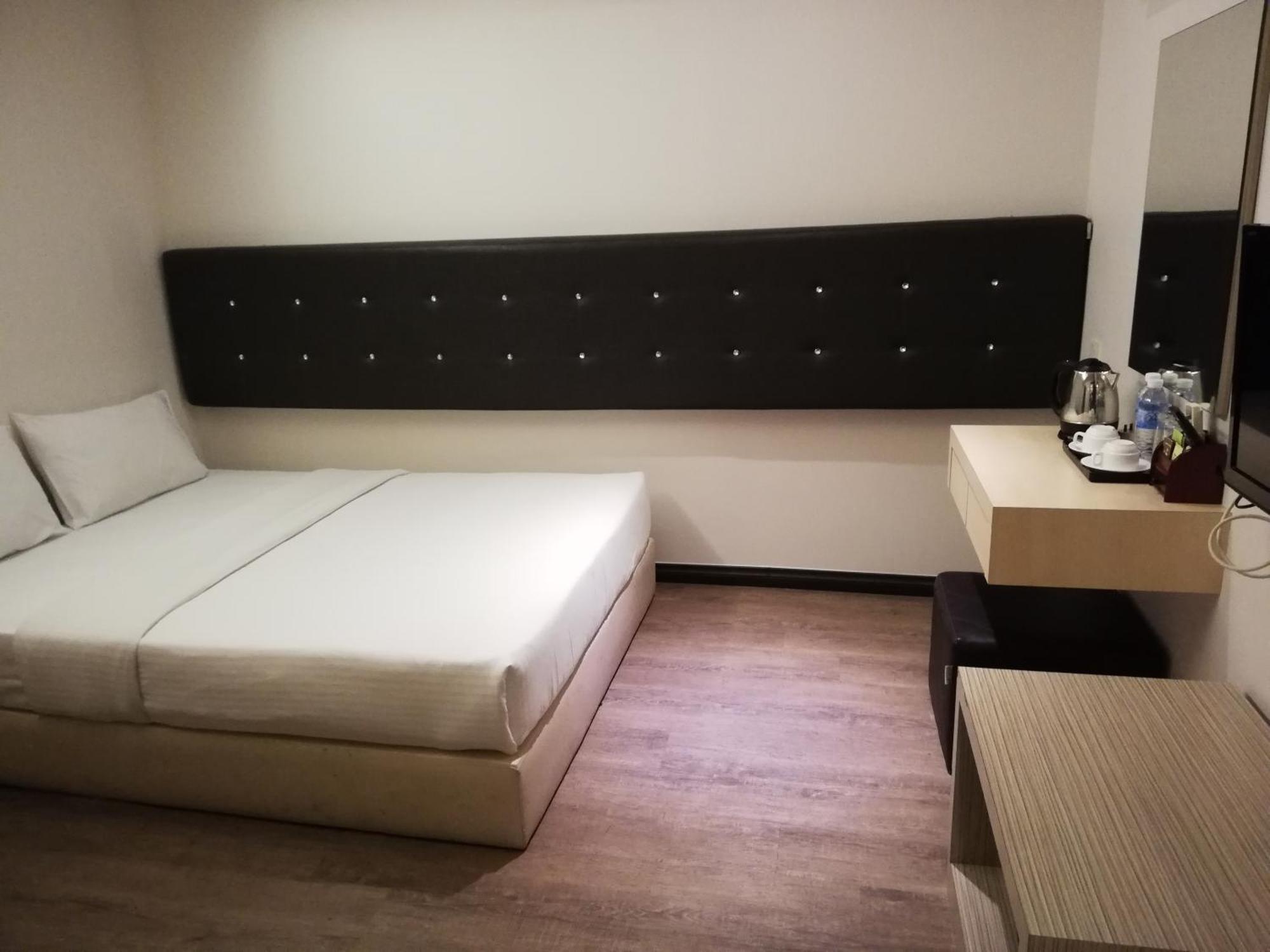 Ease Hotel Kota Kinabalu Esterno foto