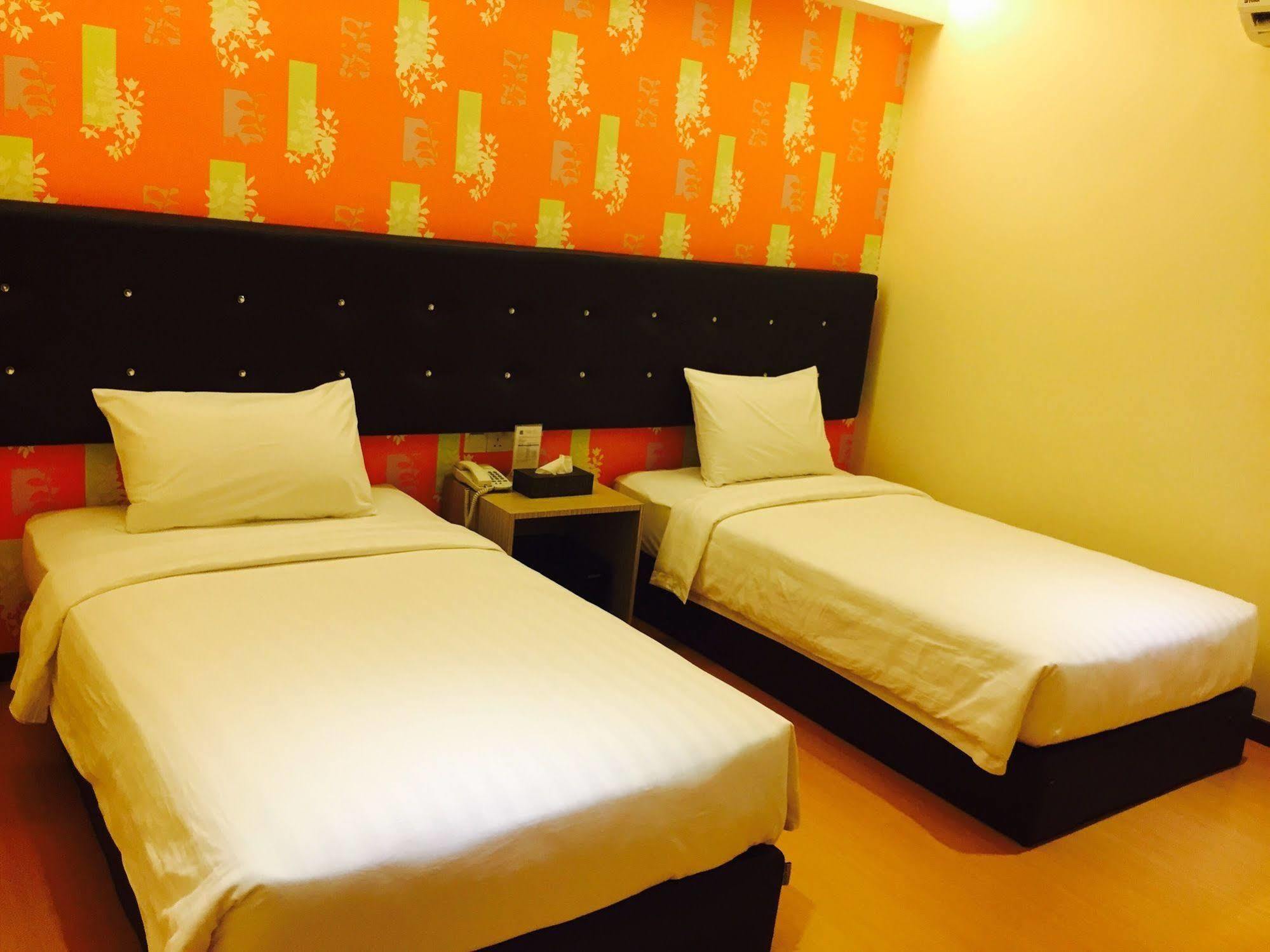 Ease Hotel Kota Kinabalu Esterno foto