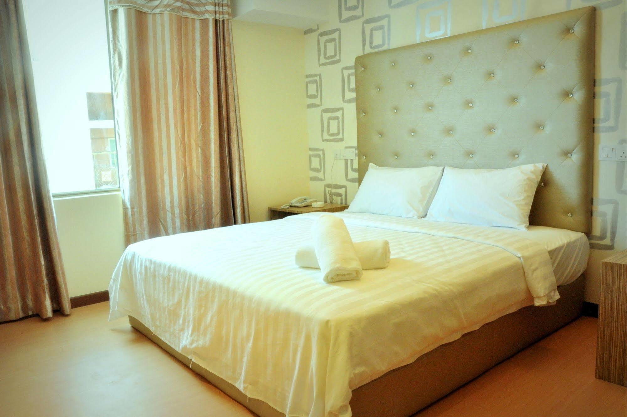 Ease Hotel Kota Kinabalu Esterno foto