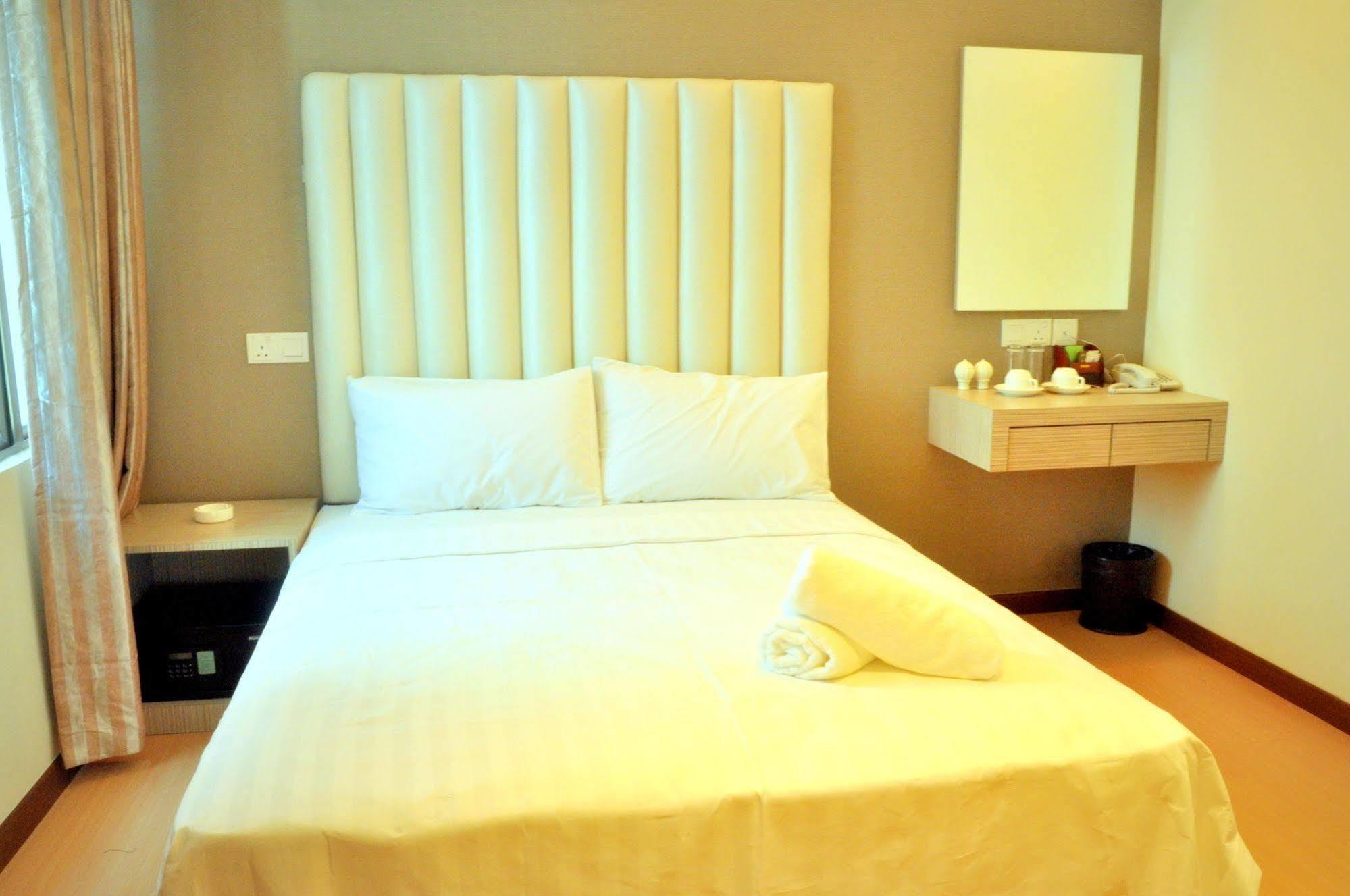 Ease Hotel Kota Kinabalu Esterno foto