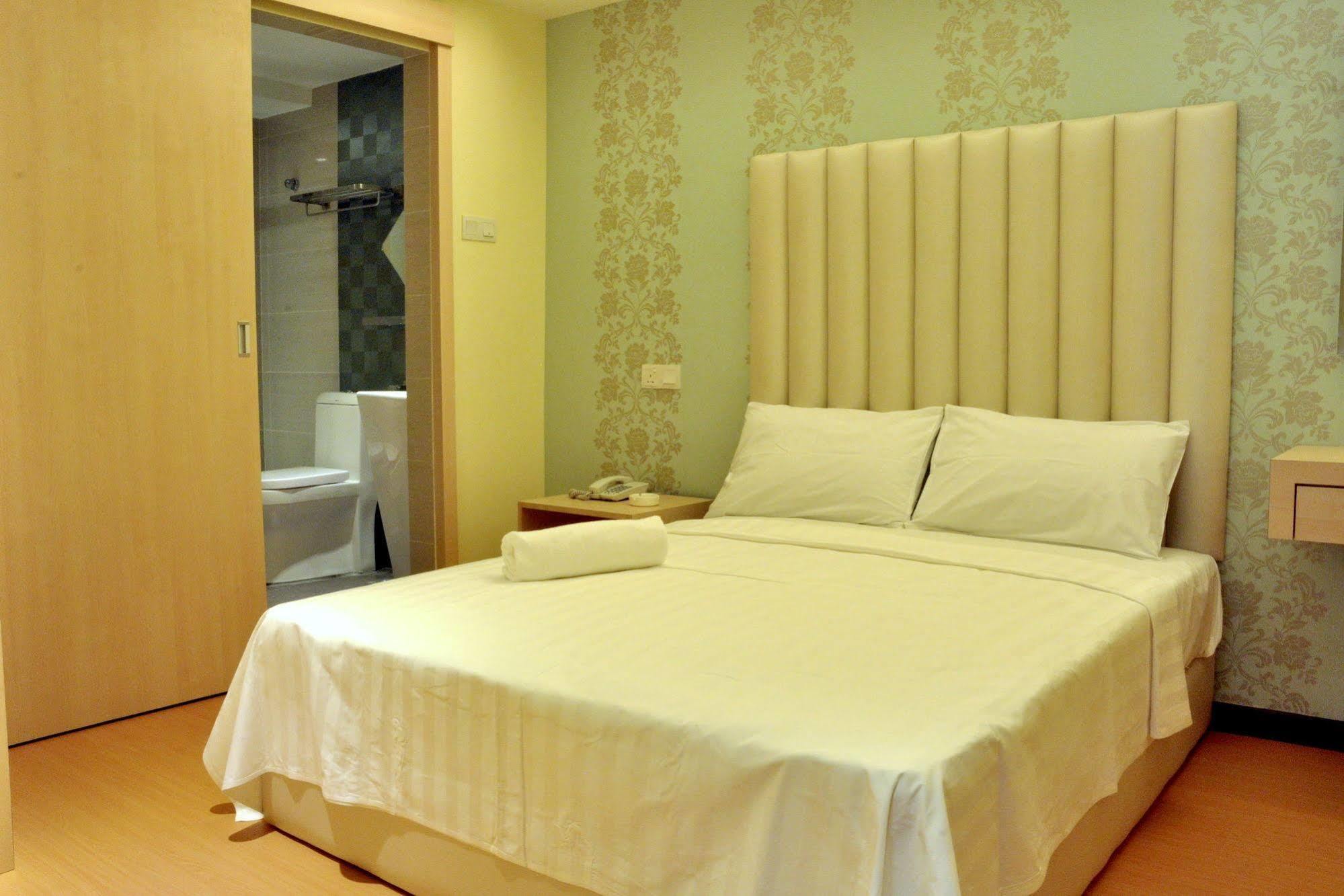 Ease Hotel Kota Kinabalu Esterno foto