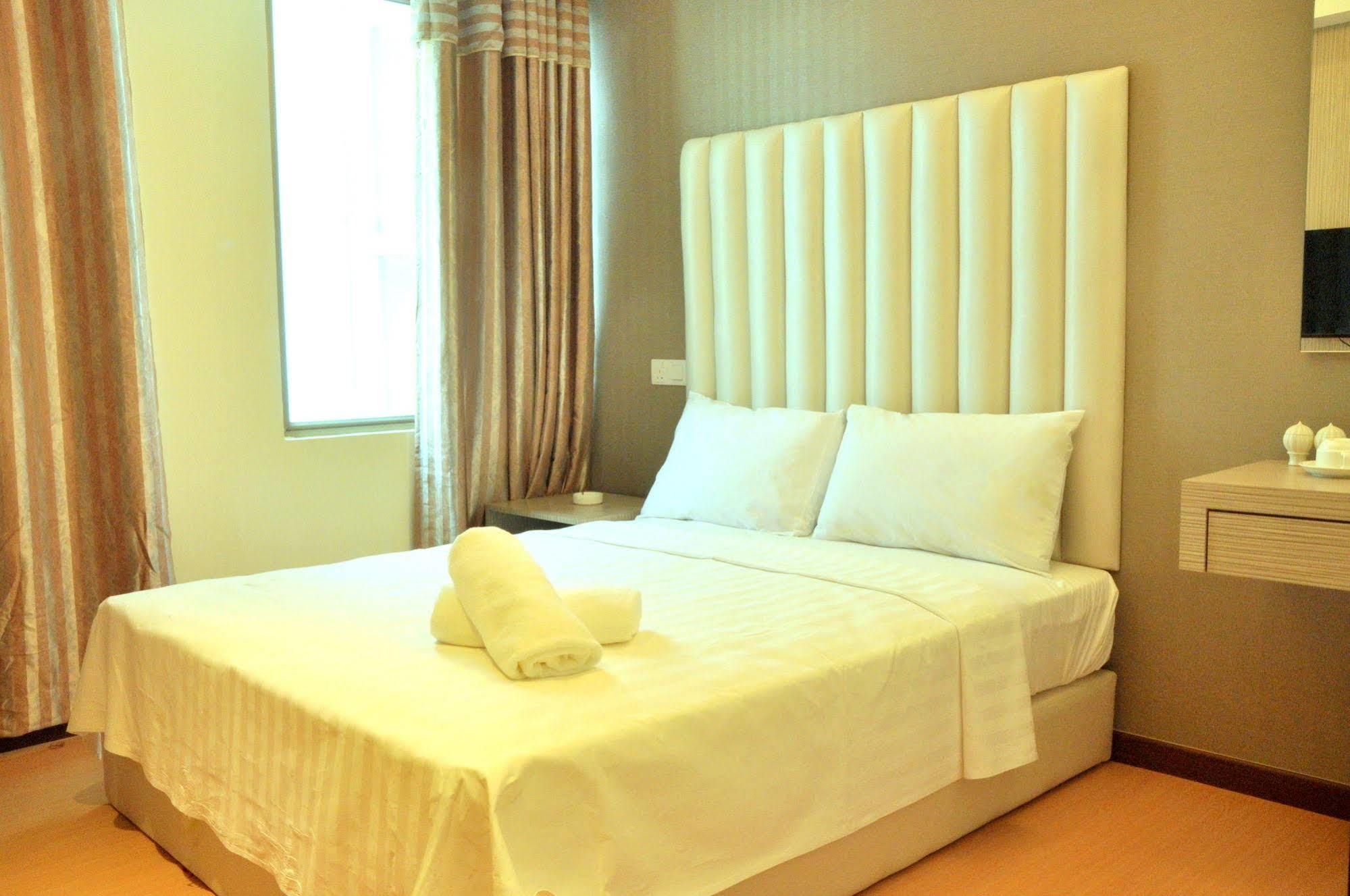 Ease Hotel Kota Kinabalu Esterno foto