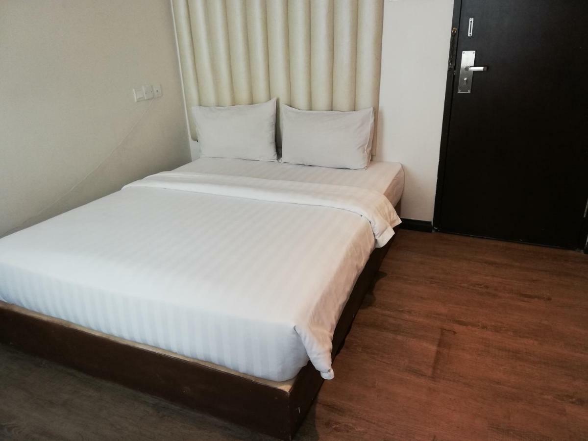Ease Hotel Kota Kinabalu Esterno foto